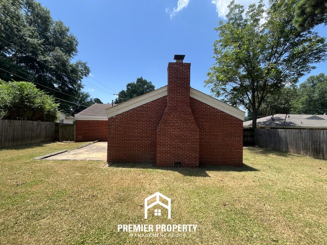 Building Photo - 3BR/1.5BA Memphis Rental with Tile Flooring, Brick Fireplace & Fenced Yard