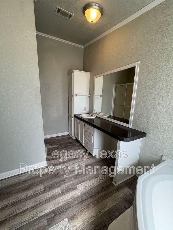 Building Photo - 404 E Westhill Dr