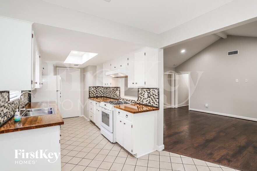 Building Photo - 13914 Duncannon Dr