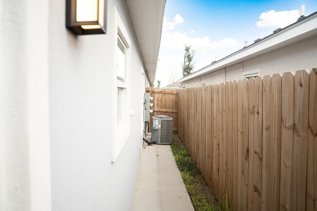 Building Photo - 1019 N Blair Ave