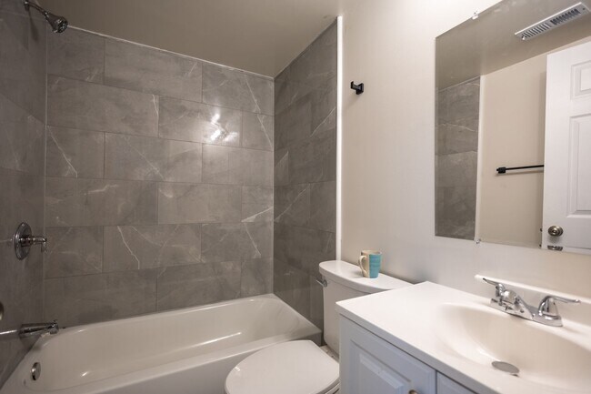 Building Photo - Amazing 1 BR+ 1 Den/1 BA Apartment in Anacostia with 1 month free rent and 1 year of free parking!