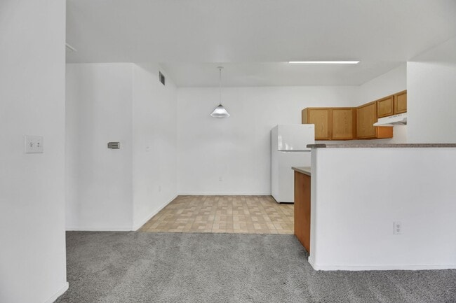 Building Photo - 2 bed/2 bath condo in a gated community