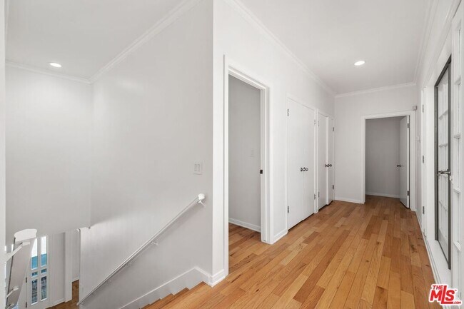 Building Photo - 517 Elm Dr