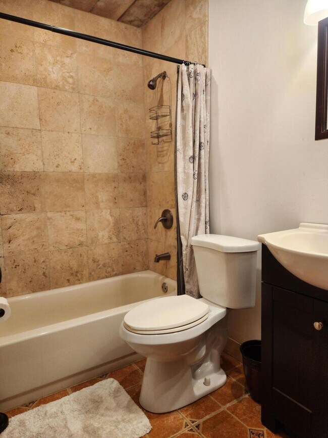 Building Photo - 1219 N M St