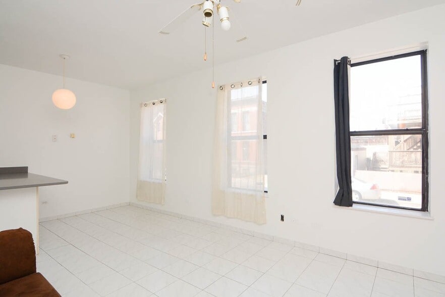 Building Photo - 531 N Claremont Ave