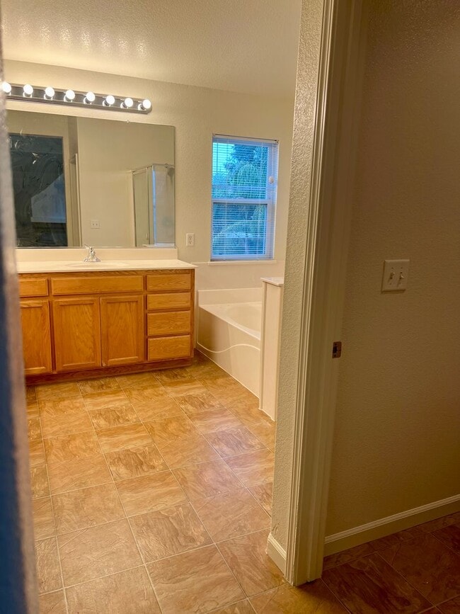Building Photo - Beautiful and Spacious 5 bed/ 4 bath home ...