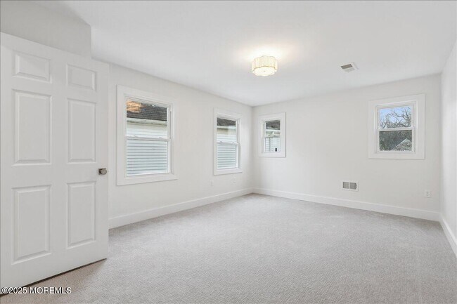 Building Photo - 18 Oak Knl Dr