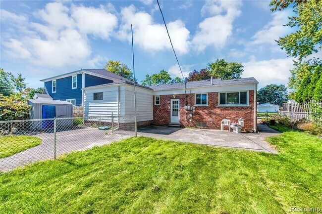 Building Photo - 3216 Maplewood Ave