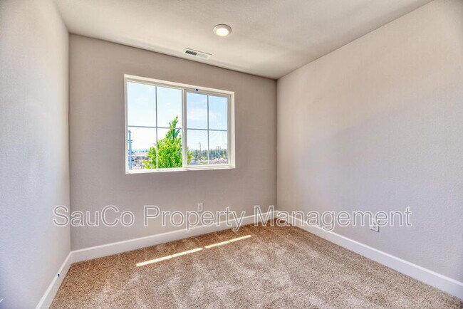 Building Photo - 17071 SW Friendly Ln