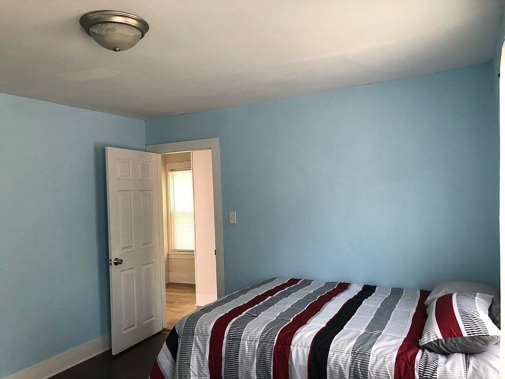 Building Photo - 27 Snell St