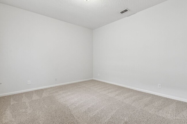 Building Photo - 2 BEDROOM VICTORIA PARK TOWNHOUSE AVAILABL...