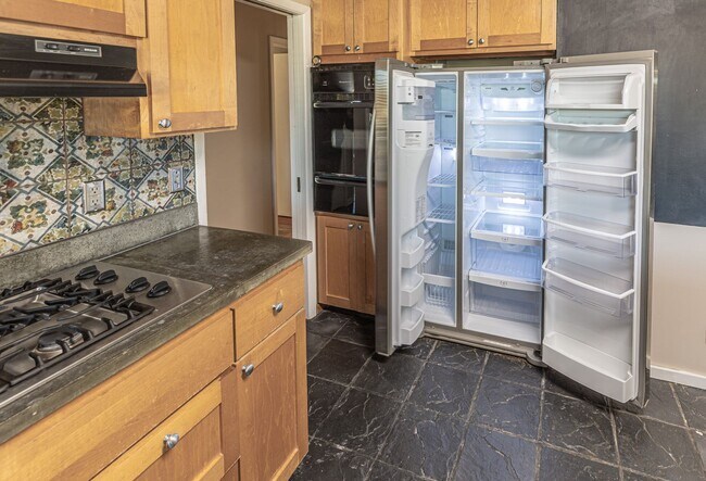 Building Photo - 3-Bed Midtown Home, Large Fenced Yard With Pool