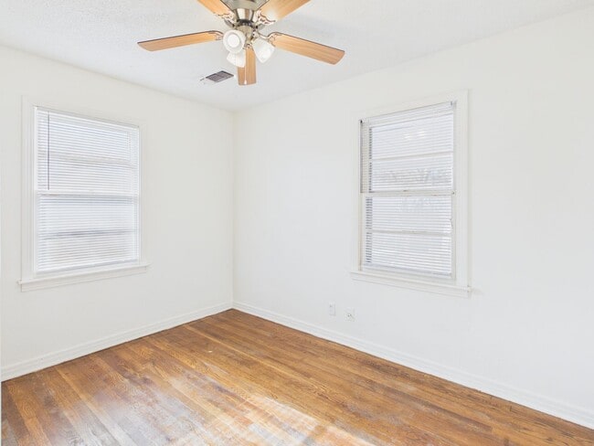 Building Photo - Spacious 2 bedroom 2 living areas 1 bath with a garage!