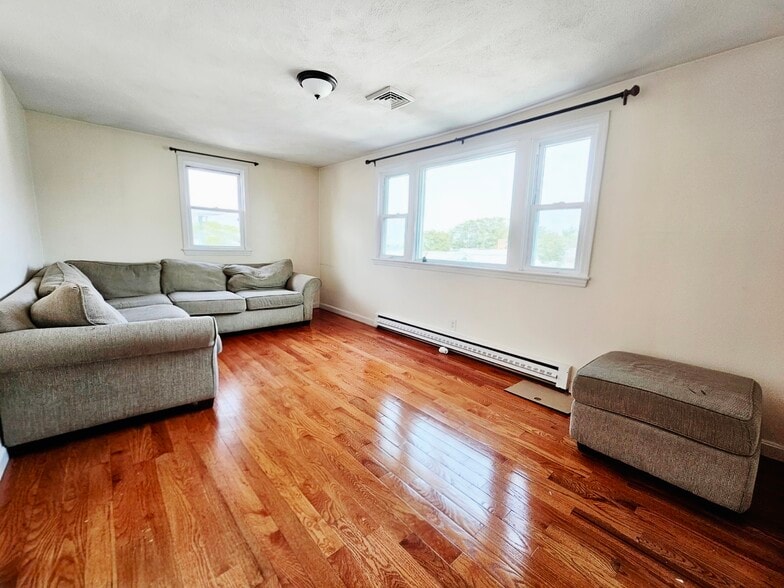 Primary Photo - 74 Dunboy St