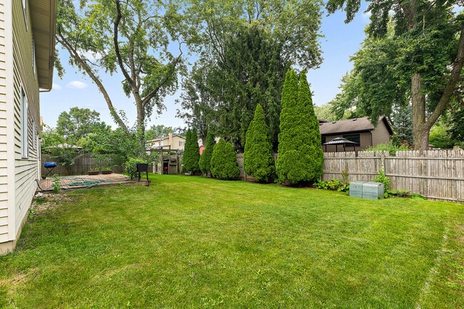 Building Photo - 320 Thistle Dr
