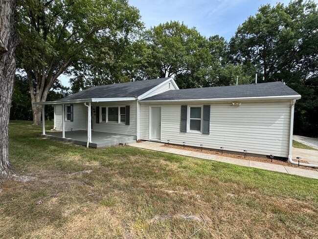 Building Photo - Charming Bungalow with space to move