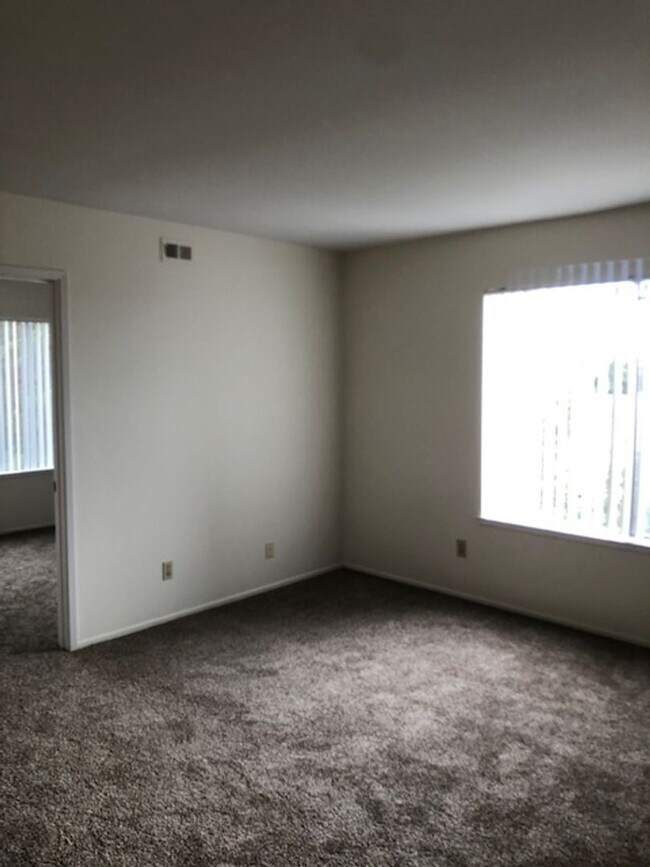 Building Photo - 4 Bed/2.5 Bath  Two Story Home in San Diego