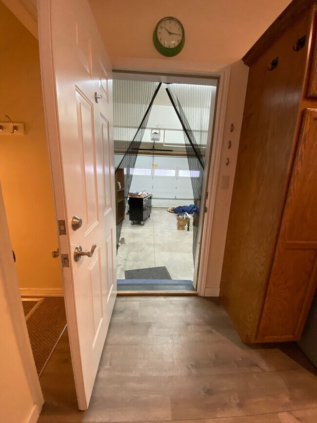 Building Photo - Spacious  3 bedroom 2.5 bathroom townhouse