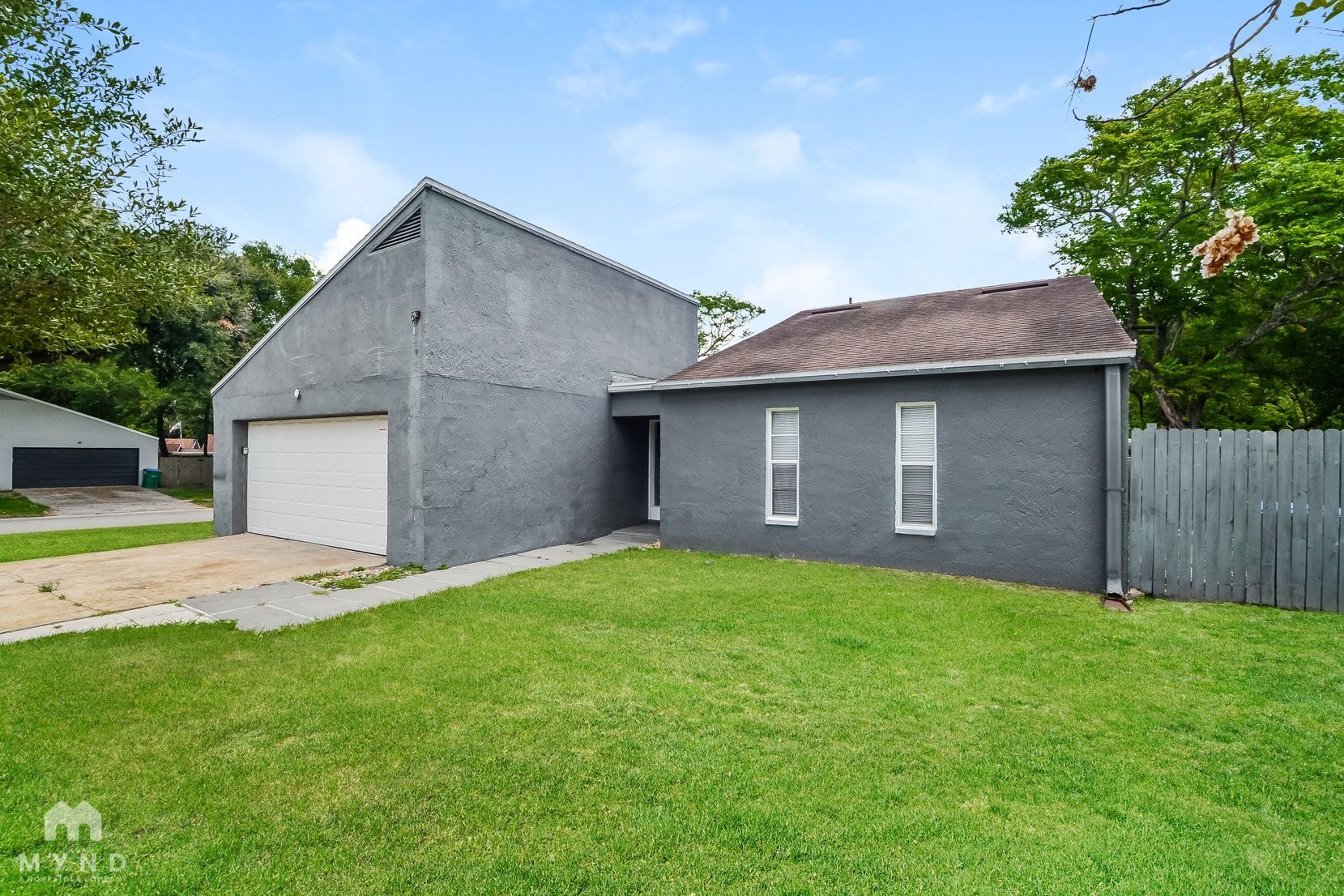 Building Photo - 209 Banyan Ct