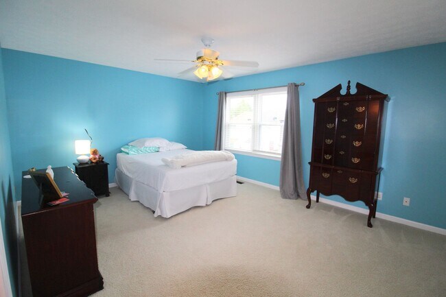Building Photo - Charming 3-Bedroom Townhome for Rent with ...
