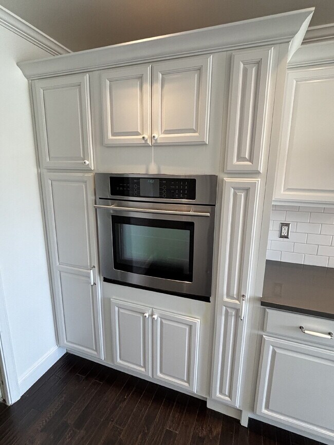 Building Photo - "Charming 3-Bed Home with Fireplace & Pool...