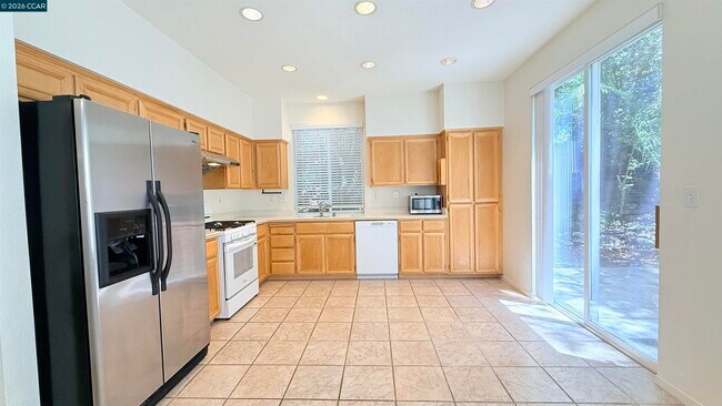 Building Photo - 1023 Vista Pointe Cir