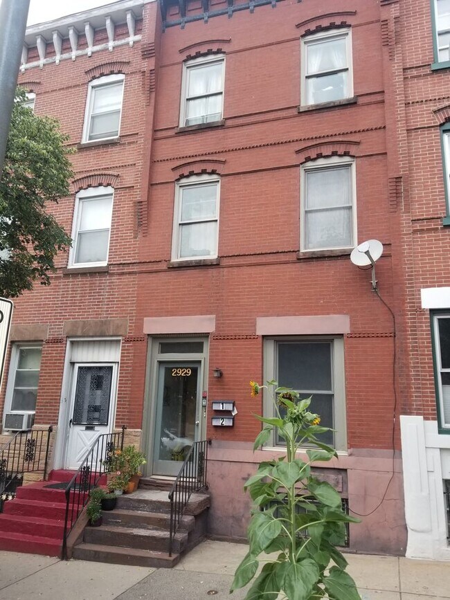 Building Photo - Bright and spacious one bedroom unit with ...