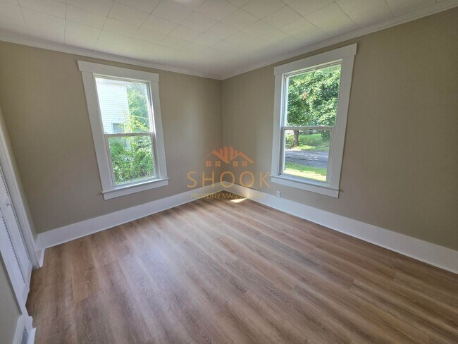 Building Photo - **MOVE-IN SPECIAL** Centrally Located and Remodeled 4BR Home