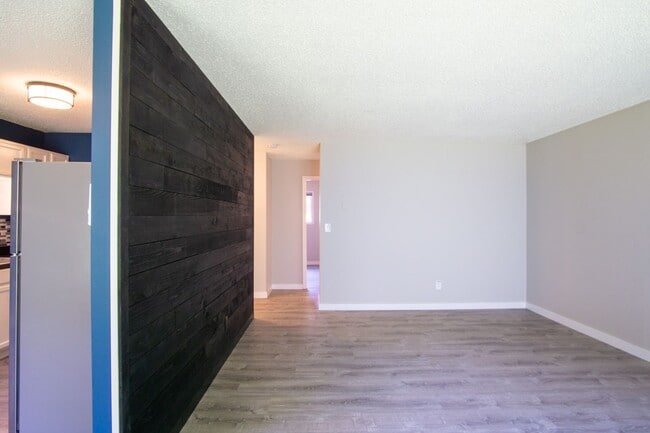 Building Photo - Close-in SE Spacious 3-Bed + A/C Ready Late July!