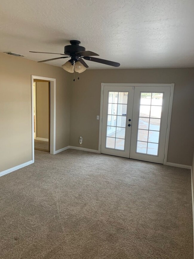 Building Photo - Beautiful Desert Knolls Home