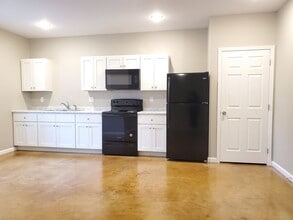 Building Photo - 2 Bedroom, 1 Bath Apartment