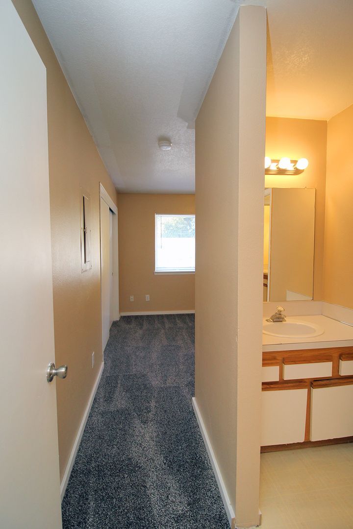 Building Photo - 3548-3548 NE 102nd Ave