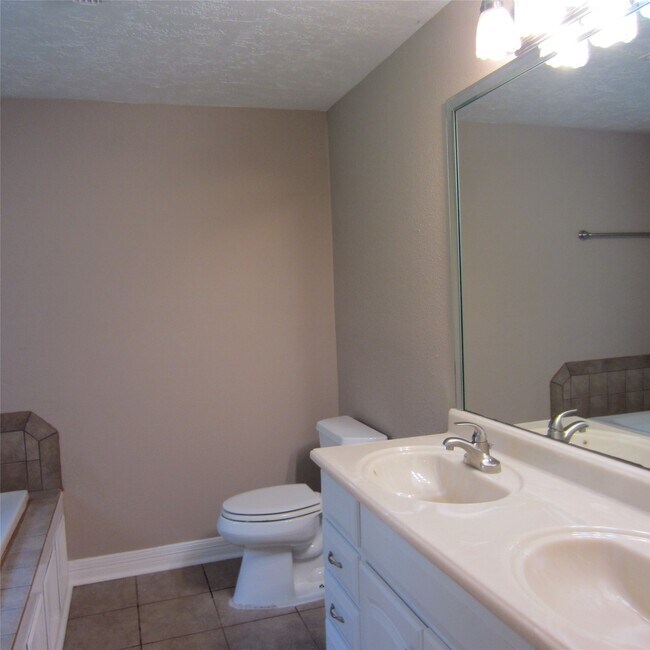 Building Photo - 18675 Ferne Dr