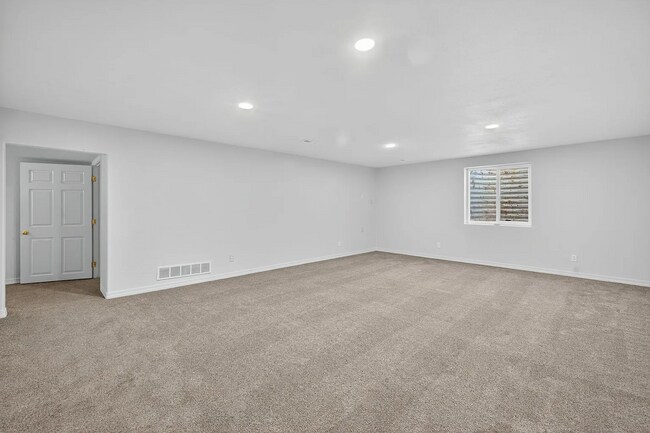 Building Photo - Impressive 5 bed/3 bath twin home in Chubbuck with just under 3000 square feet.