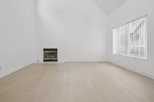Building Photo - 14937 Dickens St