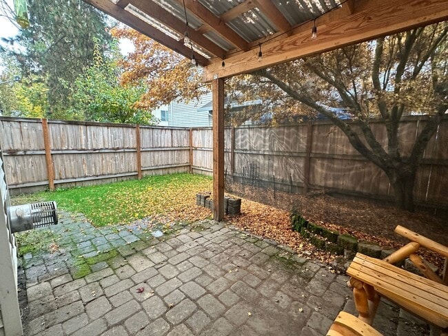 Building Photo - Convenient Beaverton Townhome!