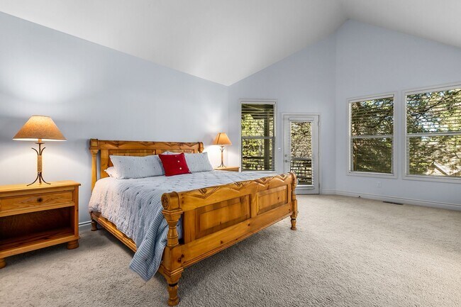 Building Photo - Single Level Gorgeous Awbrey Glen home!