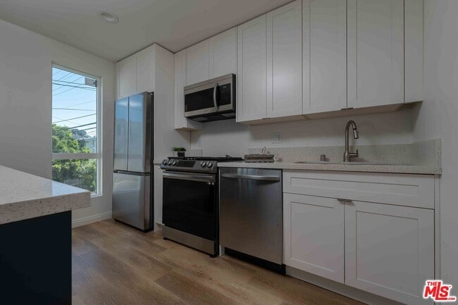 Building Photo - 815 N Kingsley Dr