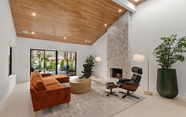 Building Photo - 2040 Chico Dr