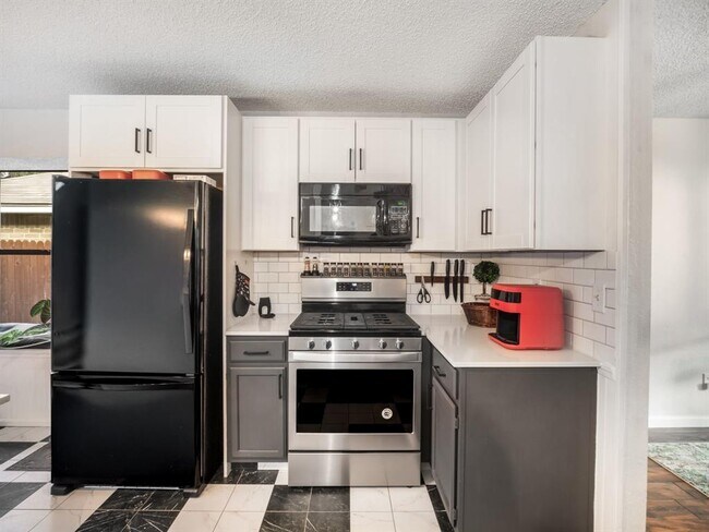 Building Photo - 505 Eaglecreek Dr