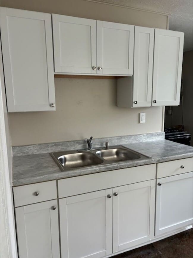 Building Photo - Check out this charming 4 Bedroom Ranch in Homewood Area of Lorain.