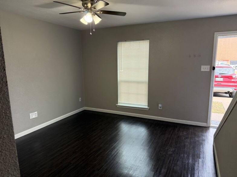 Building Photo - 410 Conveyor Dr