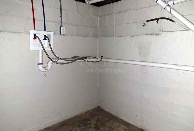 Building Photo - 727 Sutcliffe Ave