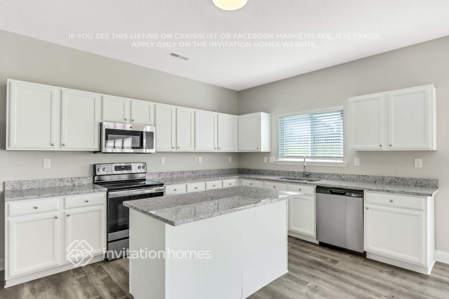 Building Photo - 13645 Coram Pl