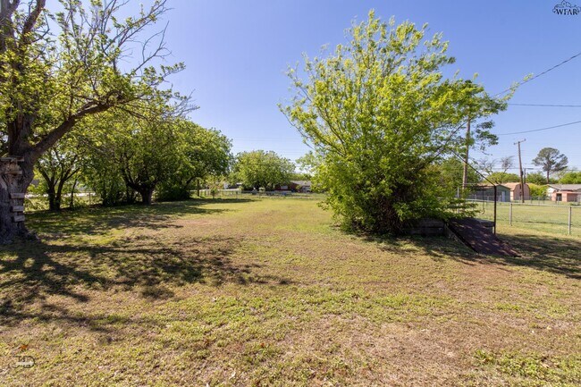 Building Photo - 501 W Texas Ave