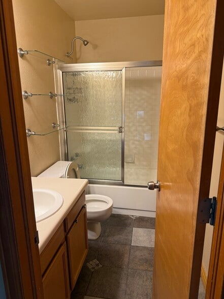 2nd Floor Bathroom - 11717 Chase Ct