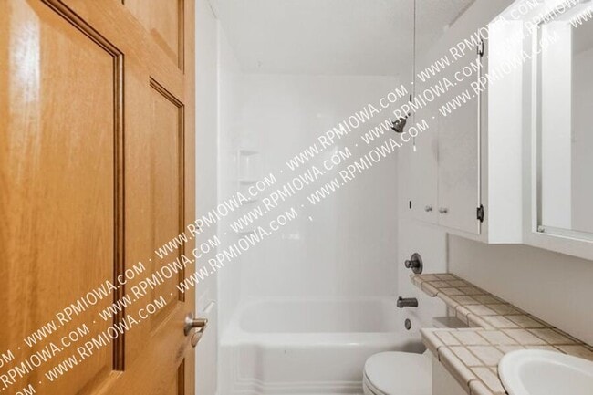 Building Photo - 3212 Ashwood Dr