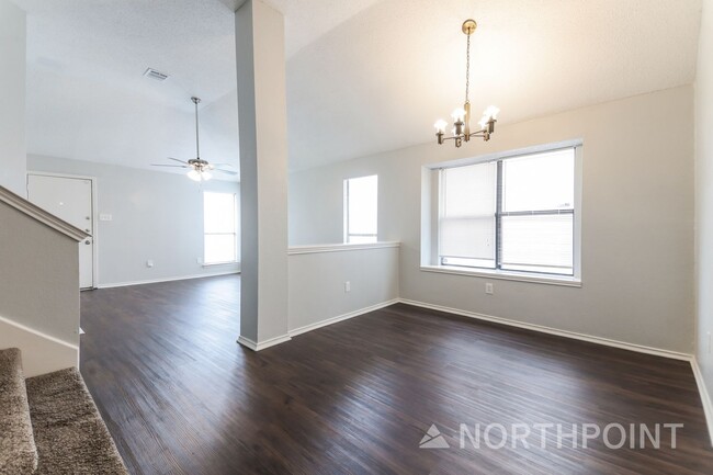 Building Photo - 3 BR/2BA | Updated Single Family Home |  Private backyard | In Dallas!