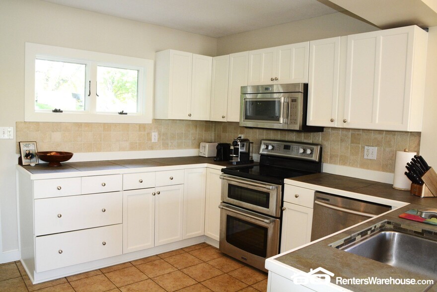 Building Photo - 4887 Edgewater Dr
