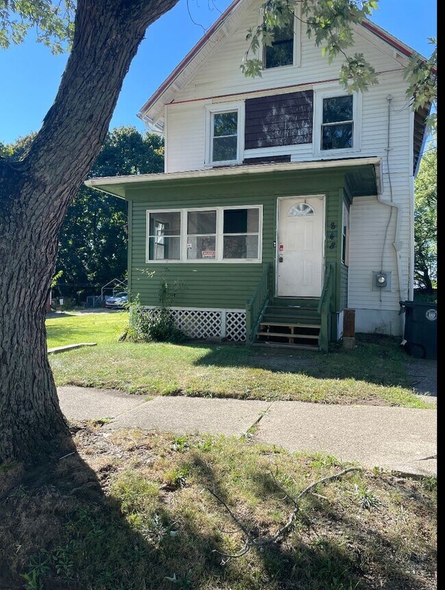 Building Photo - 4-Bedroom, 1-Bathroom Single Family Home f...